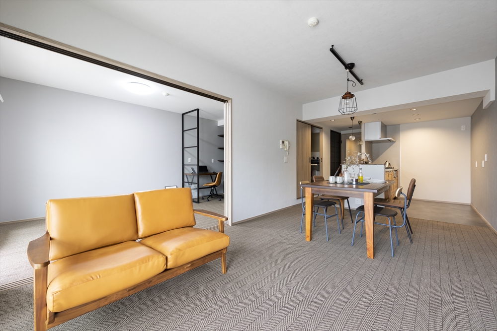 シームレスなガラス建具で開放的なSOHOスタイル