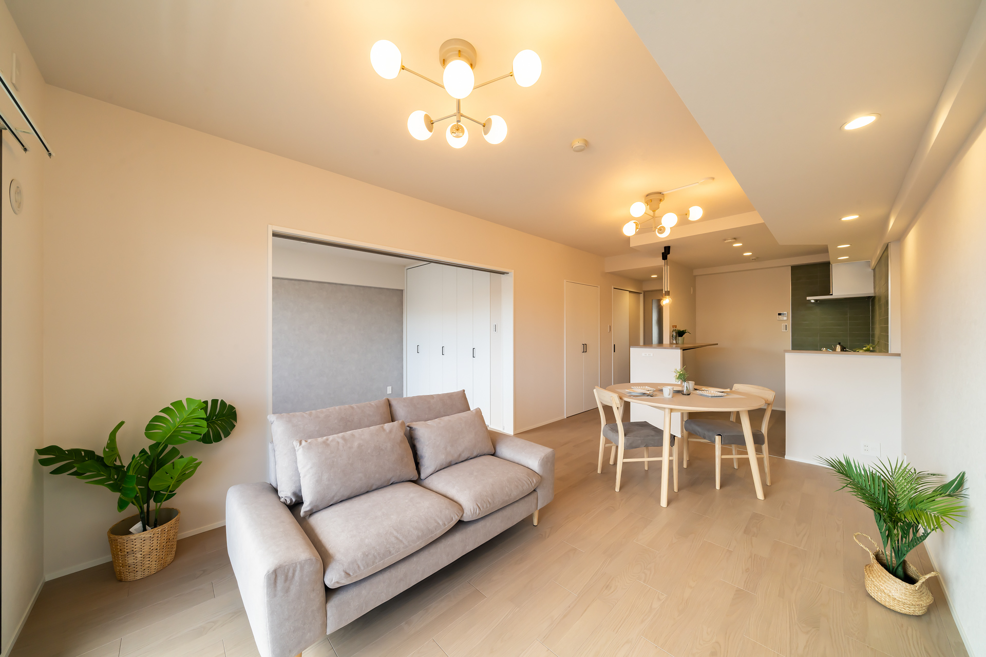 アーバン×シンプルインテリア｜都会的でスタイリッシュな空間