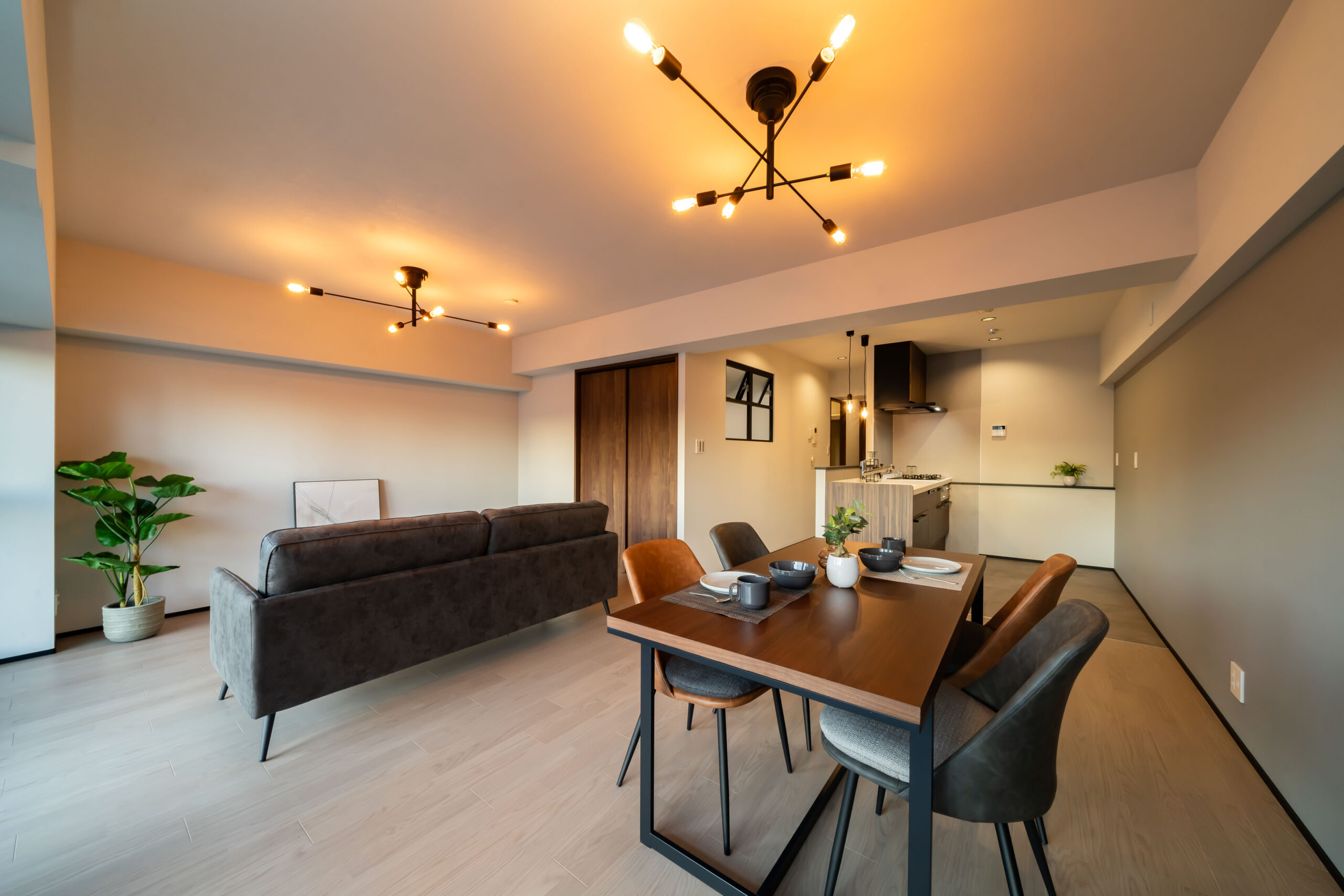 シンプルな暮らしのアイデアが詰まった、都会的で重厚感のあるインテリア