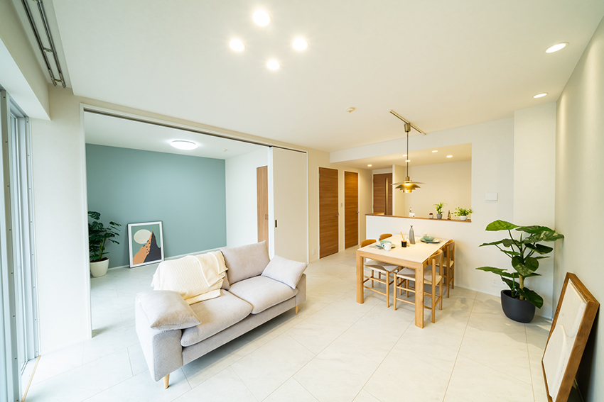 【フリーズライフ】新着事例｜ － ミッドセンチュリーの空気を纏った、レトロモダン空間 －